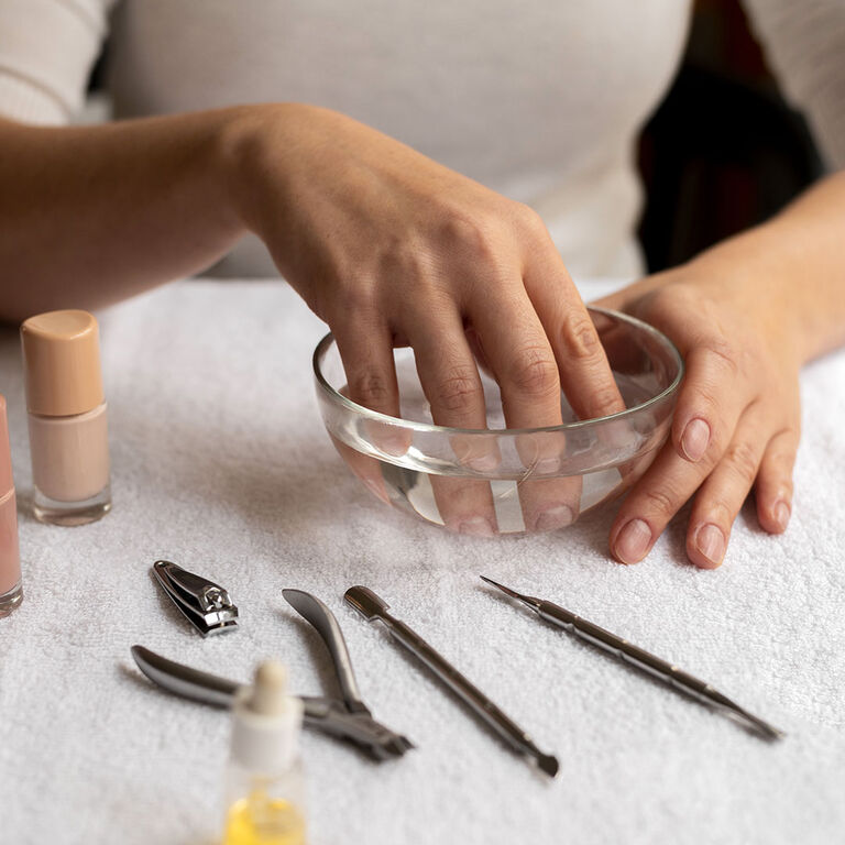 La d&eacute;pose du vernis semi-permanent